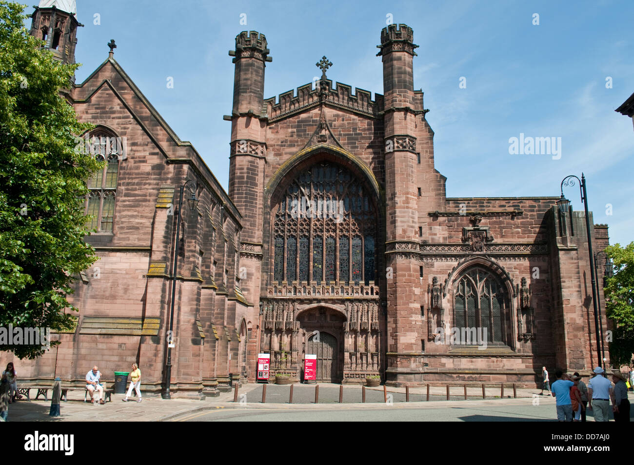 Chester Cathedral, il fronte ovest con la scanalatura perpendicolare finestra e portale, Chester, Regno Unito Foto Stock