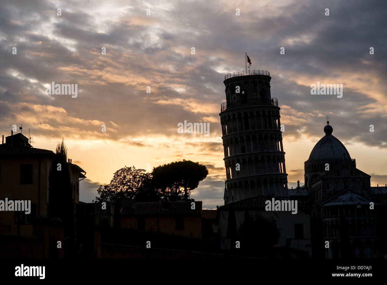 Silhouette della Torre Pendente e Cattedrale di Pisa. L'Italia. Foto Stock