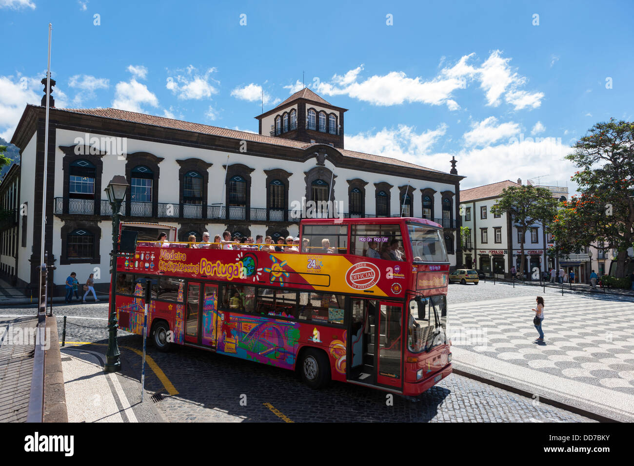 Il Portogallo, vista di autobus turistico a Funchal Foto Stock
