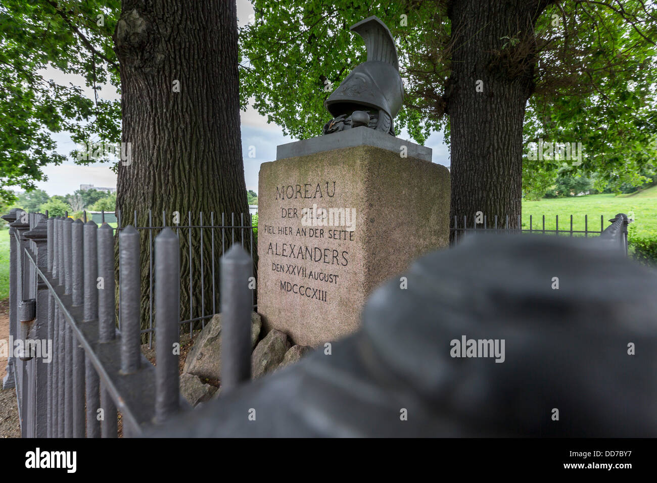 Dresden-Zschertnitz, Germania. 19 Ago, 2013. La Moreau memorial si è visto all'Raecknitzhoehe in Dresden-Zschertnitz, Germania, 19 agosto 2013. Il memoriale commemora il pregiudizio letale del generale Jean-Victor Moreau (1763-1813) il 27 agosto 1813. Moreau faught per lo zar Alessandro I. contro Napoleone e fu ferito in battaglia, che conduce alla morte in Laun il 02 settembre 1813. Foto: Joern Haufe/dpa/Alamy Live News Foto Stock