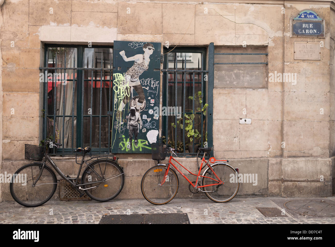 Biciclette e graffiti in via Parigi Foto Stock