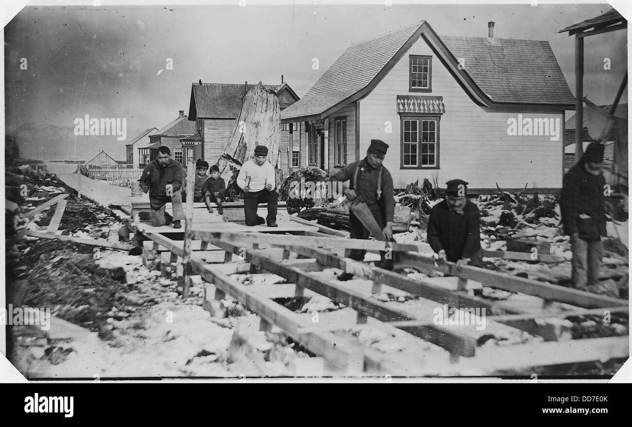 La costruzione di marciapiedi a Metlakahtla, Alaska, contribuisce allo sviluppo delle infrastrutture locali, migliorando l'accesso pedonale e la mobilità nella comunità. Foto Stock