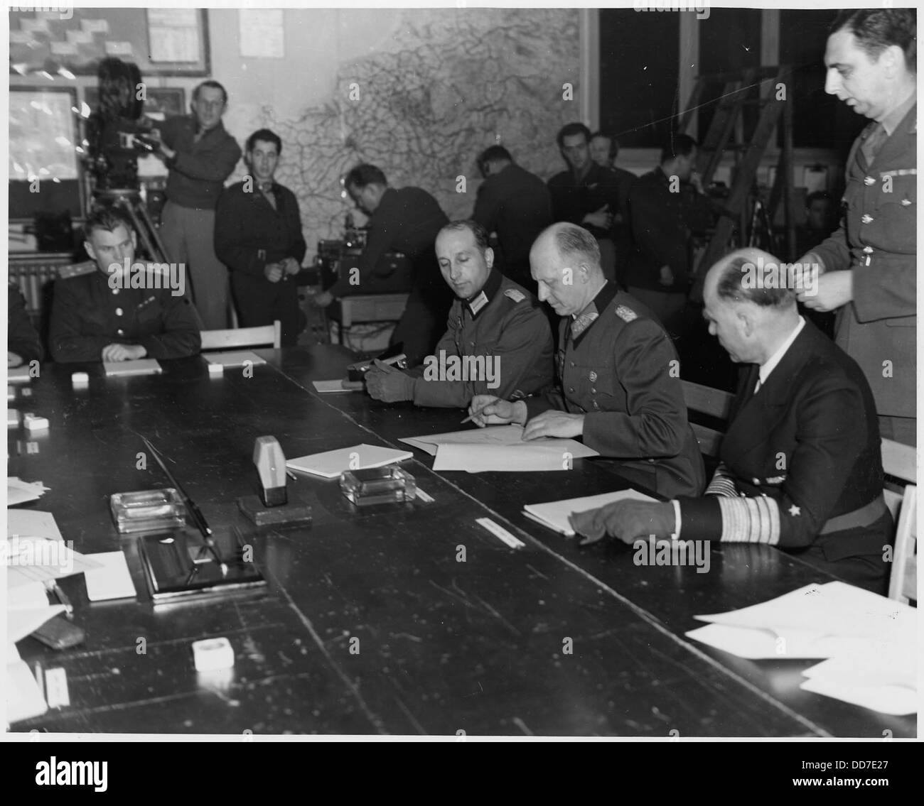 Colonal generale alfred jodl, capo del personale sotto il regime doenitz, firma il documento di resa incondizionata.... - - 195338 Foto Stock