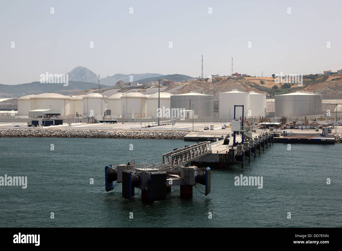 Di olio e di carburante dei serbatoi di stoccaggio a Tangeri porto mediterraneo in Marocco Foto Stock