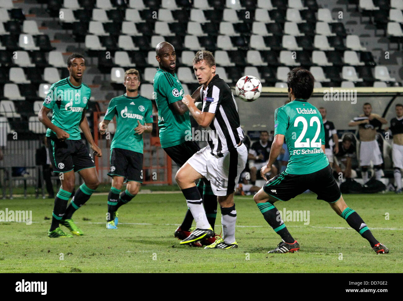 Salonicco, Grecia. Il 27 agosto, 2013. Tom&#xe1;&#x161; Necid, Atsuto Uchida e Felipe Santana durante la Champions League seconda gamba il qualificatore tra PAOK Salonicco e Schalke dal Toumbas Stadium. Credito: Azione Sport Plus/Alamy Live News Foto Stock