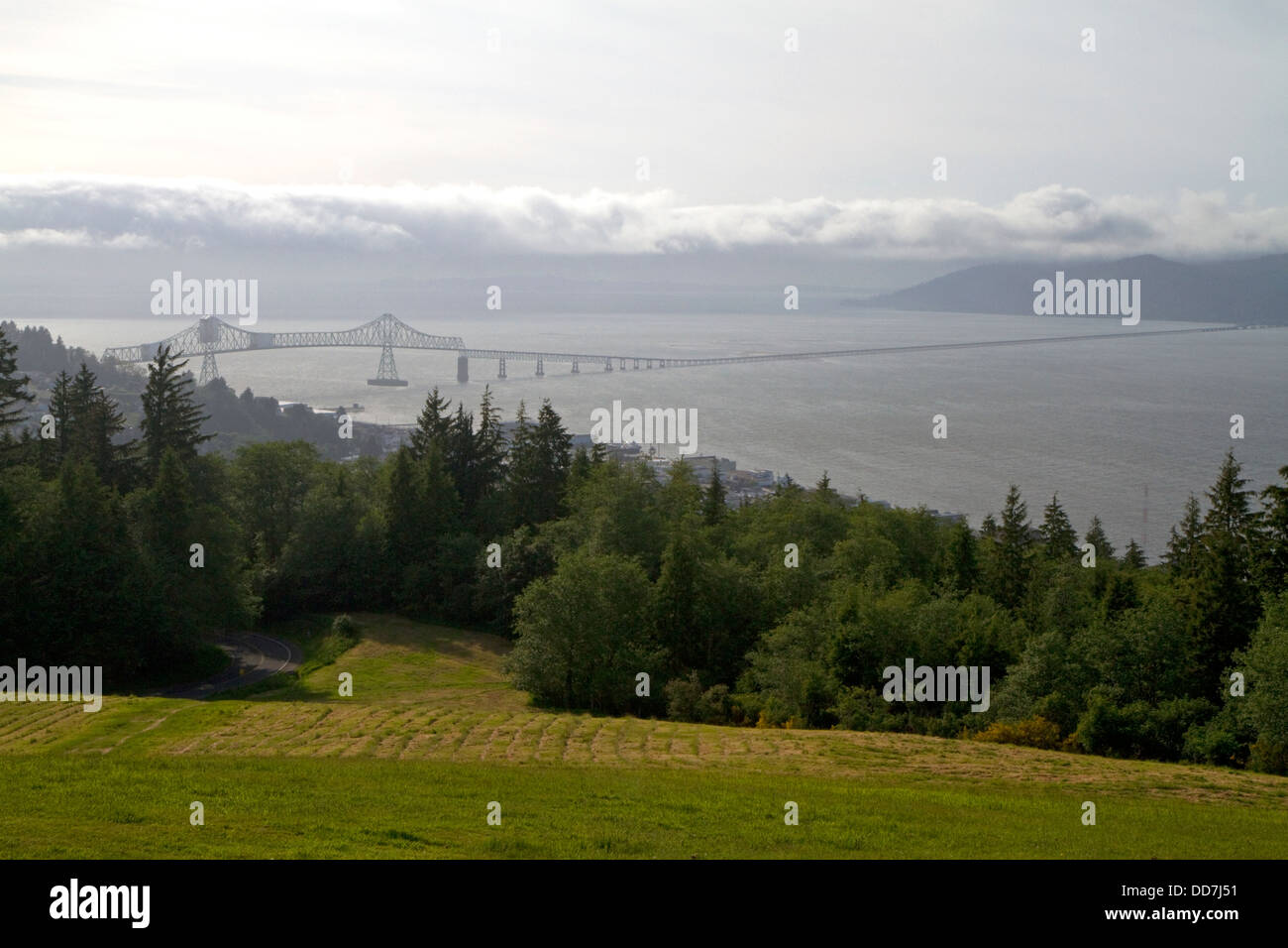 Il Astoria-Megler ponte che attraversa il fiume Columbia tra Astoria, Oregon e punto Ellice vicino Megler, Washington, Stati Uniti d'America. Foto Stock