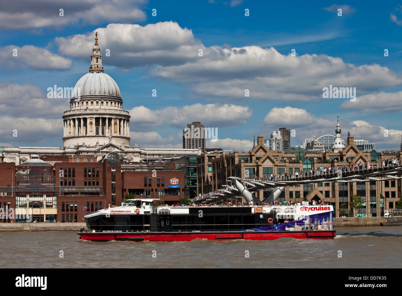 La Cattedrale di St Paul e il Tamigi Cruiser, Londra, Inghilterra Foto Stock