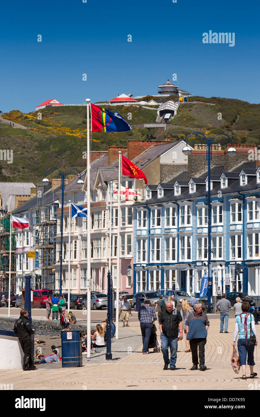 Regno Unito, Galles Ceredigion, Aberystwyth, visitatori sul terrazzo marino promenade Foto Stock