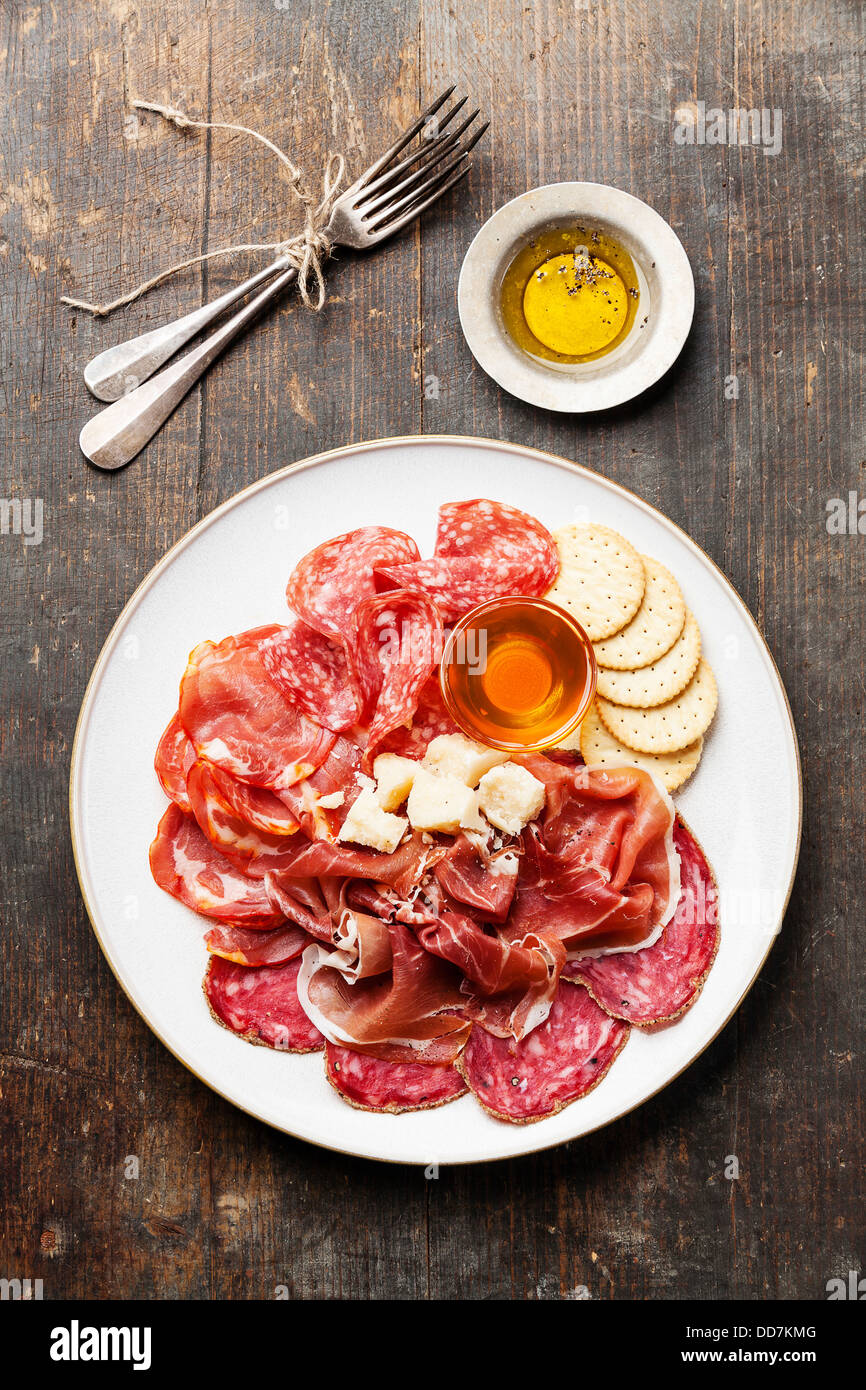 Piatto di un assortimento di snack prosciutto, salame, formaggio e miele Foto Stock