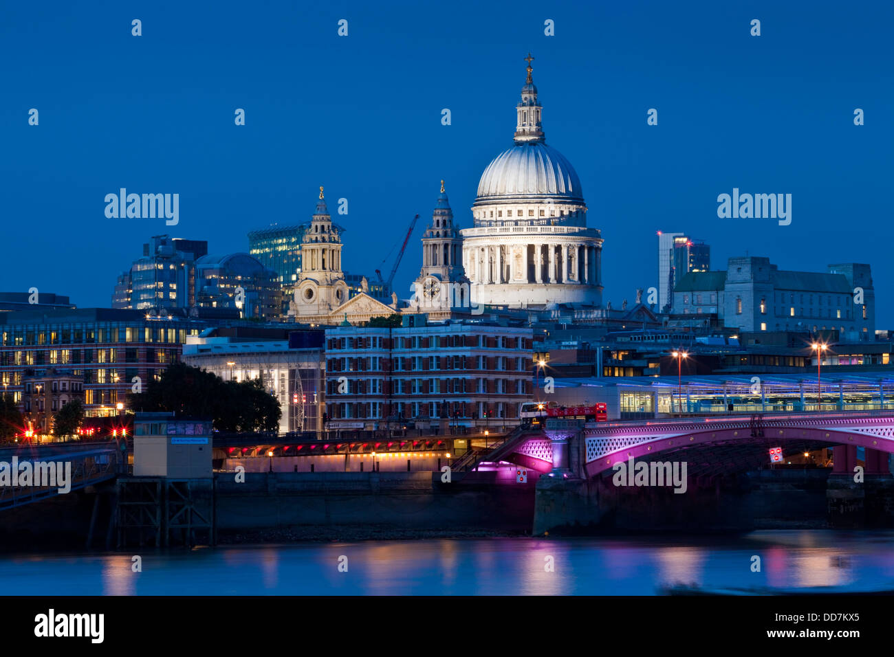 La Cattedrale di St Paul e il fiume Tamigi, Londra, Inghilterra Foto Stock