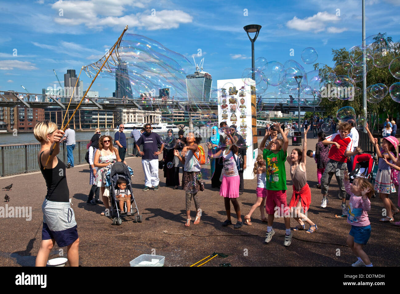 Street intrattenitore, la regina a piedi, Londra, Inghilterra Foto Stock