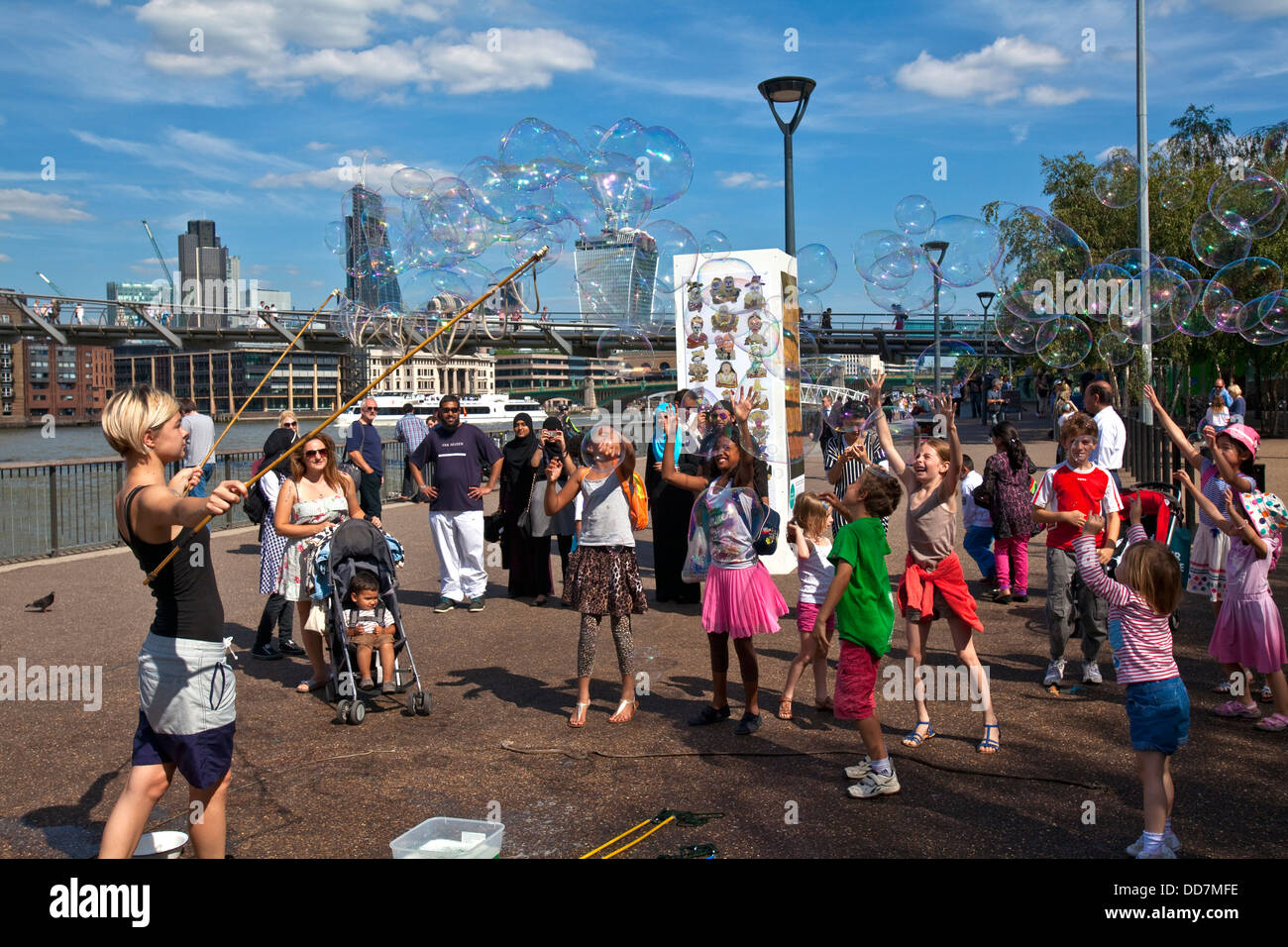 Street intrattenitore, la regina a piedi, Londra, Inghilterra Foto Stock