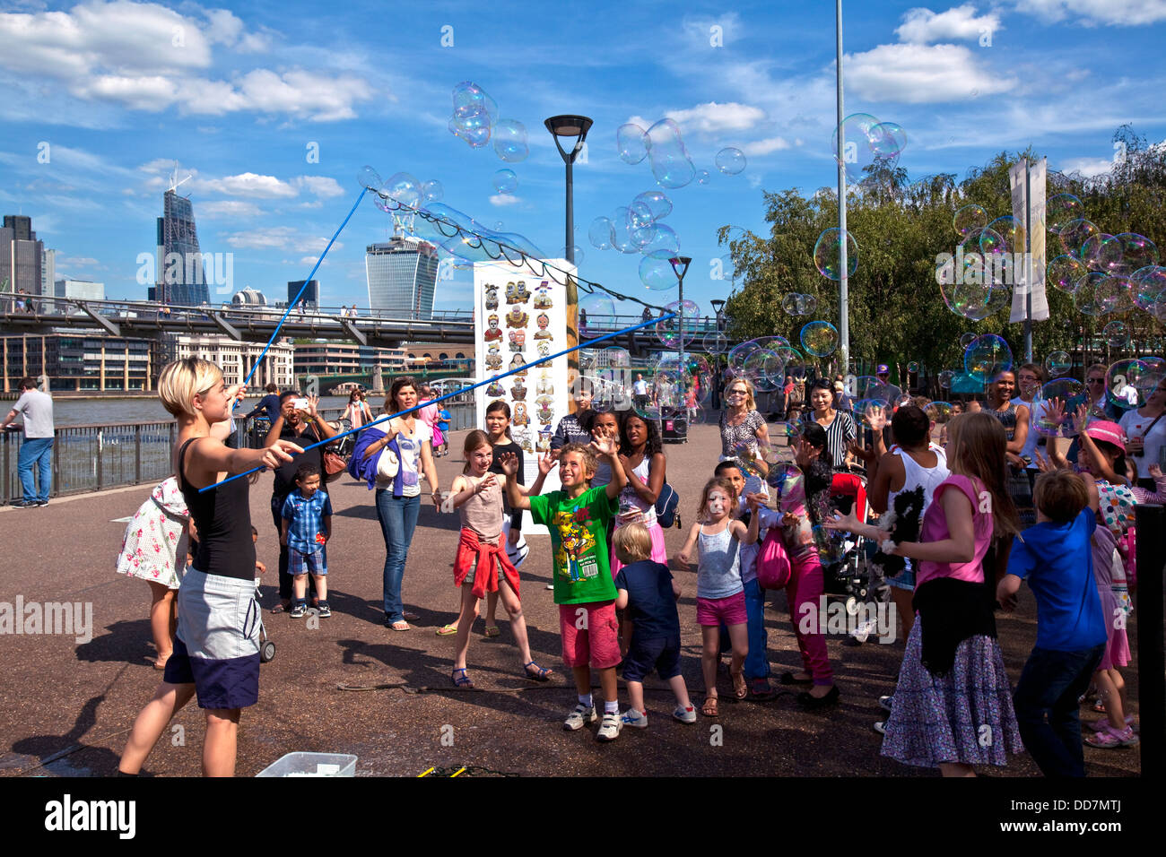 Street intrattenitore, la regina a piedi, Londra, Inghilterra Foto Stock