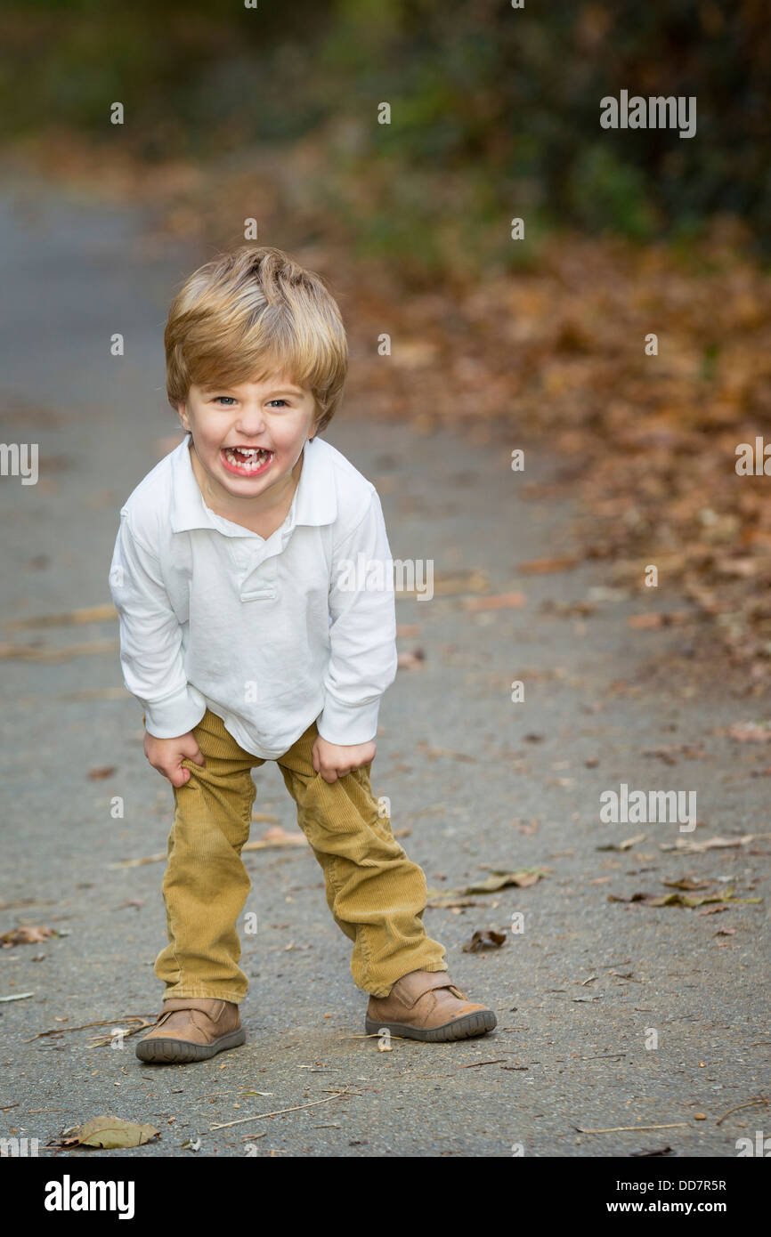 Ragazzo gridando sul percorso Foto Stock