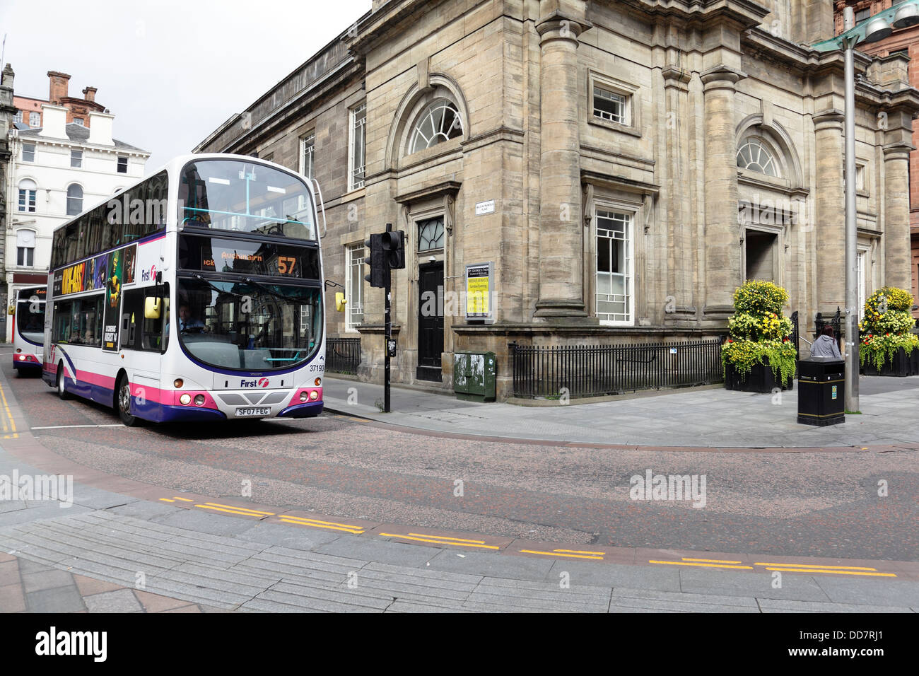 Un autobus su Nelson Mandela Place nel centro di Glasgow, Scozia, Regno Unito Foto Stock