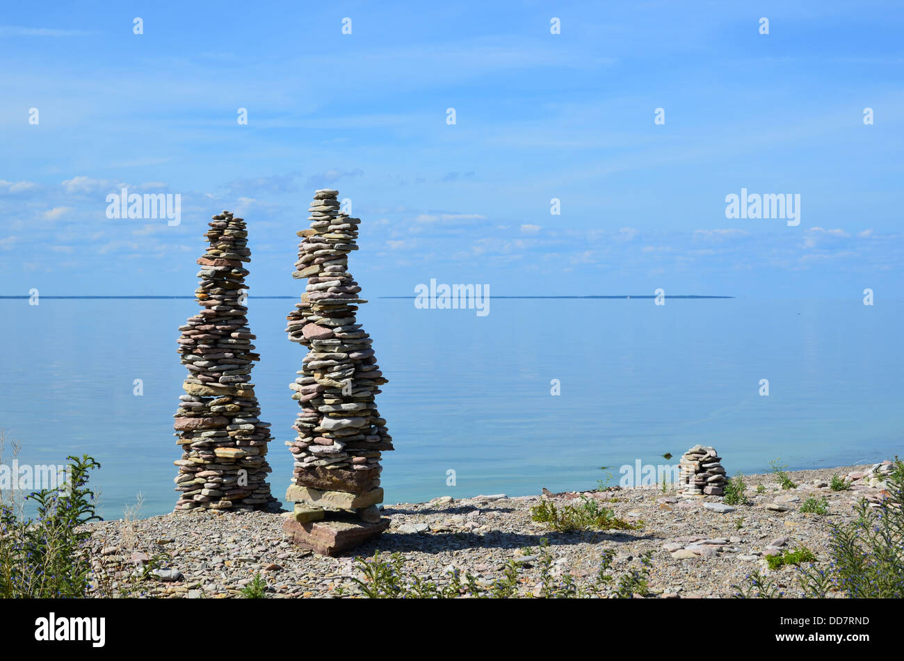 Stonepiles dalla costa del Mar Baltico in Svezia Foto Stock