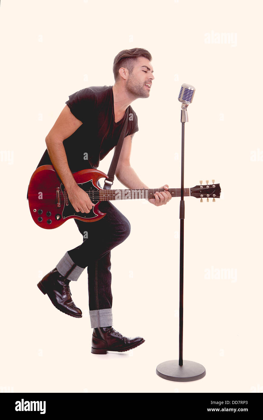 Rock Star cantando con la chitarra e microfono Foto Stock