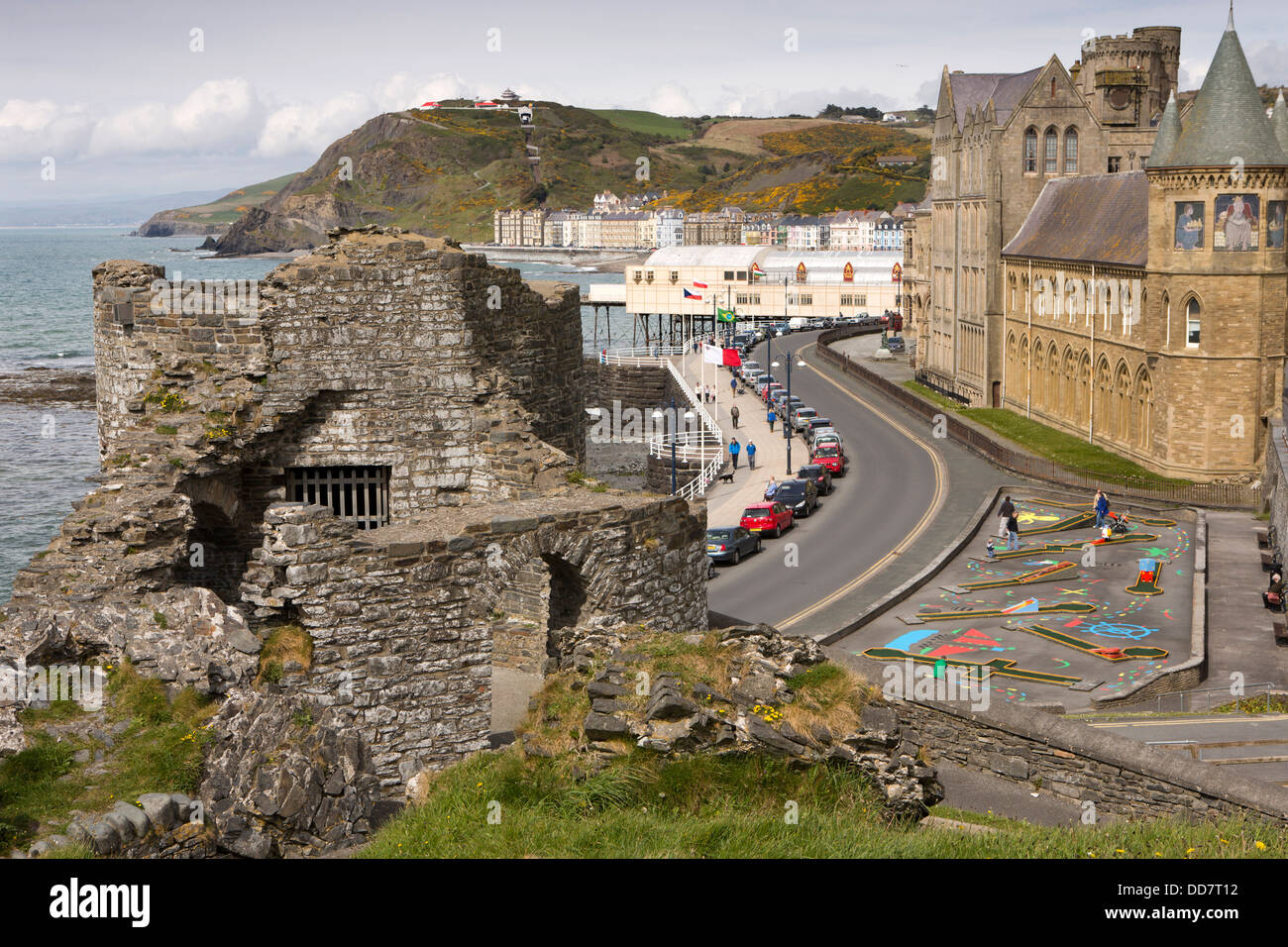 Regno Unito, Galles Ceredigion, Aberystwyth, le rovine del castello affacciato sul primo edificio universitario Foto Stock