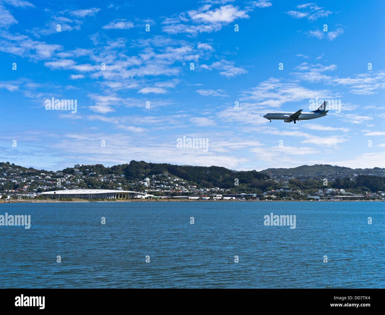 dh Evans Bay WELLINGTON NEW ZEALAND Air New Zealand Boeing 737-33A aereo passeggeri in arrivo aereo porto dell'aeroporto di Wellington Foto Stock