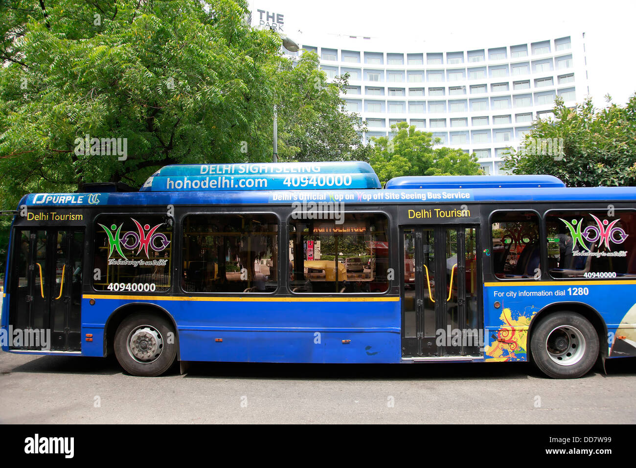 Autobus blu in new delhi road Foto Stock