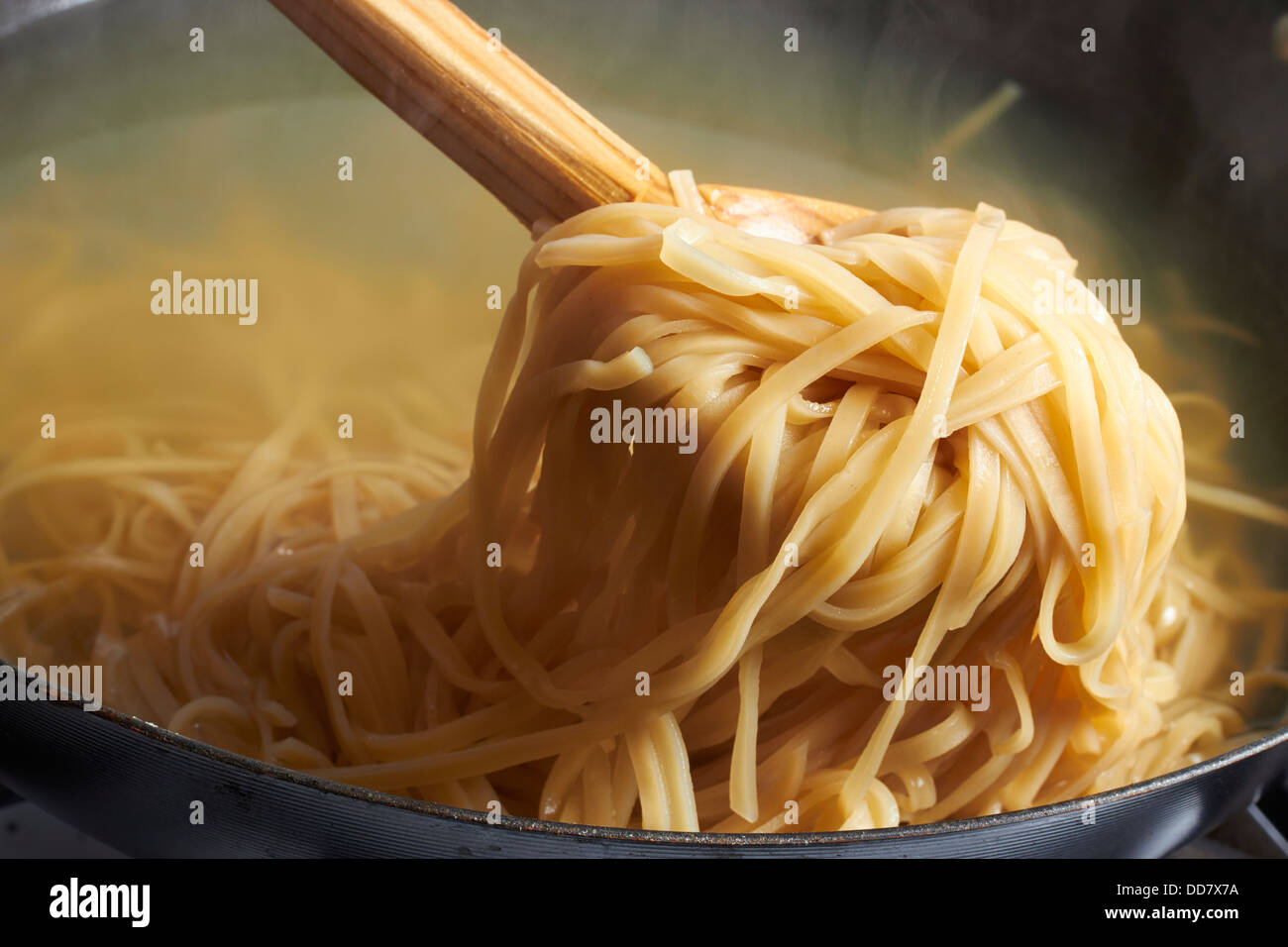 La cucina cinese tagliatelle all'uovo in un wok Foto Stock