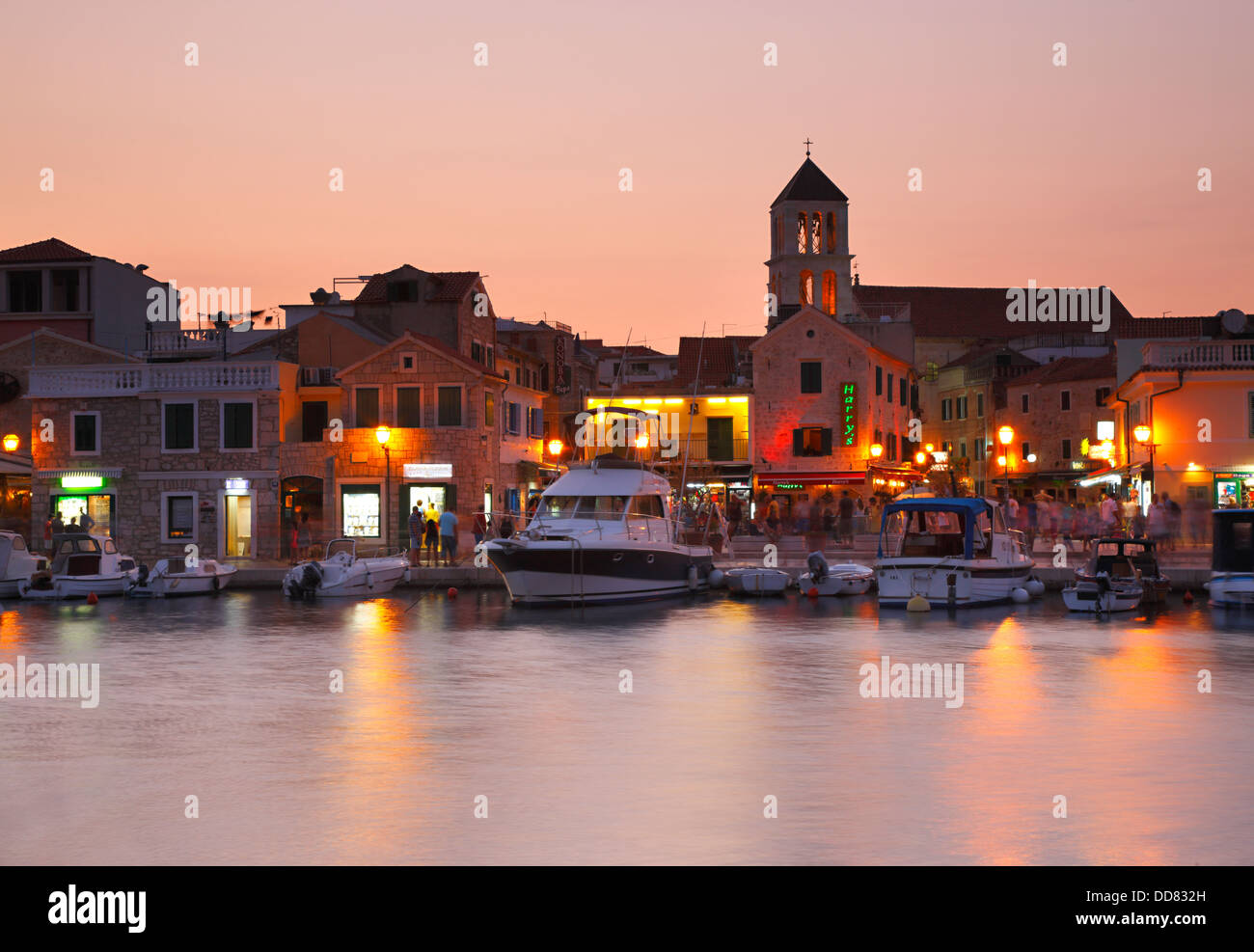 Vodice cittadina di notte, Croazia Foto Stock