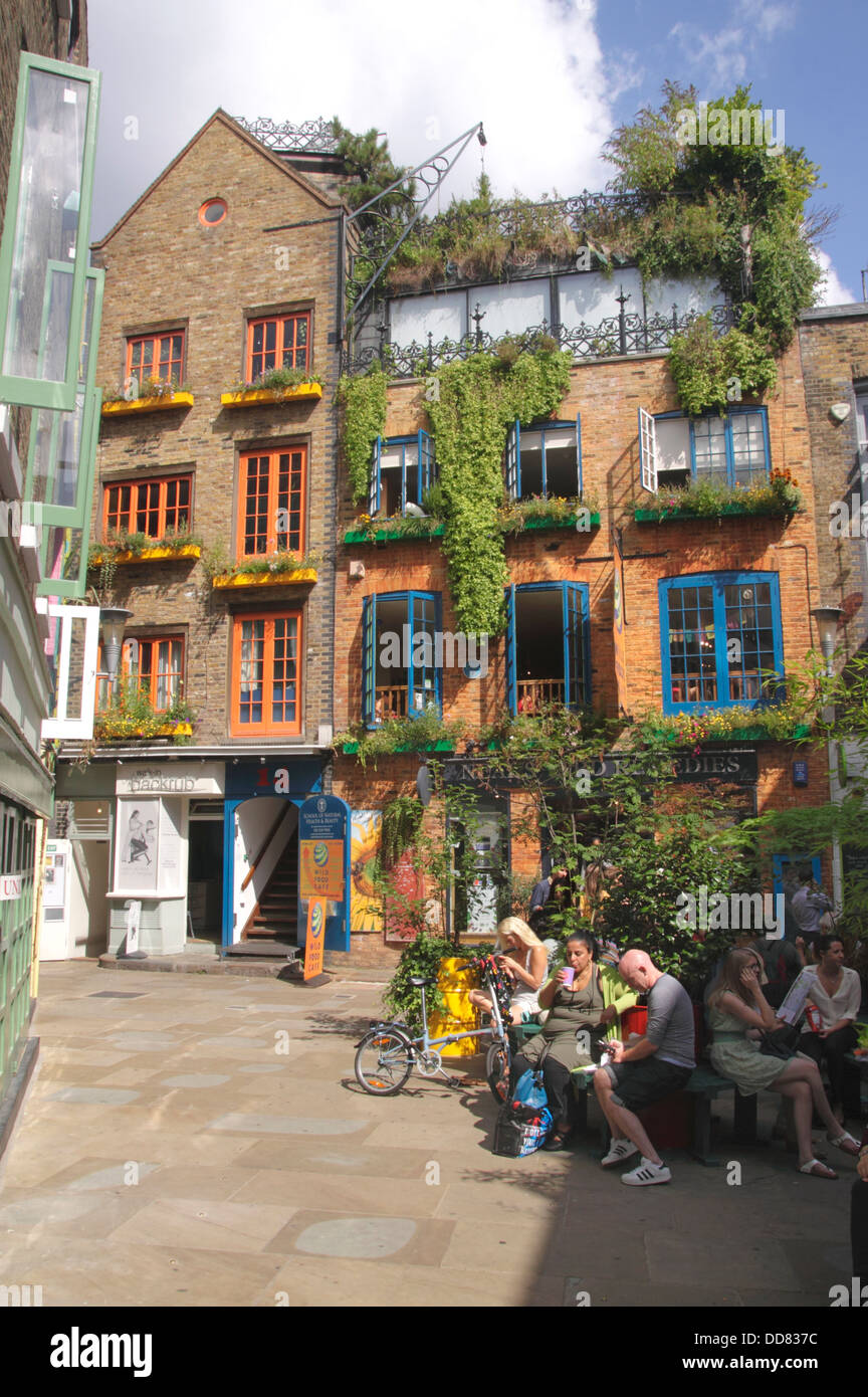 Neal's Yard Covent Garden di Londra cibo selvatico cafe in background Foto Stock