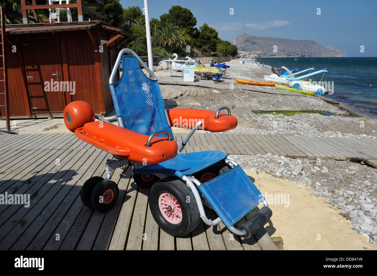 Con la sedia a rotelle di acqua le persone disabili possono bagnarsi nel  mare sulla spiaggia di La Olla, Altea Alicante, Costa Blanca, Spagna Foto  stock - Alamy