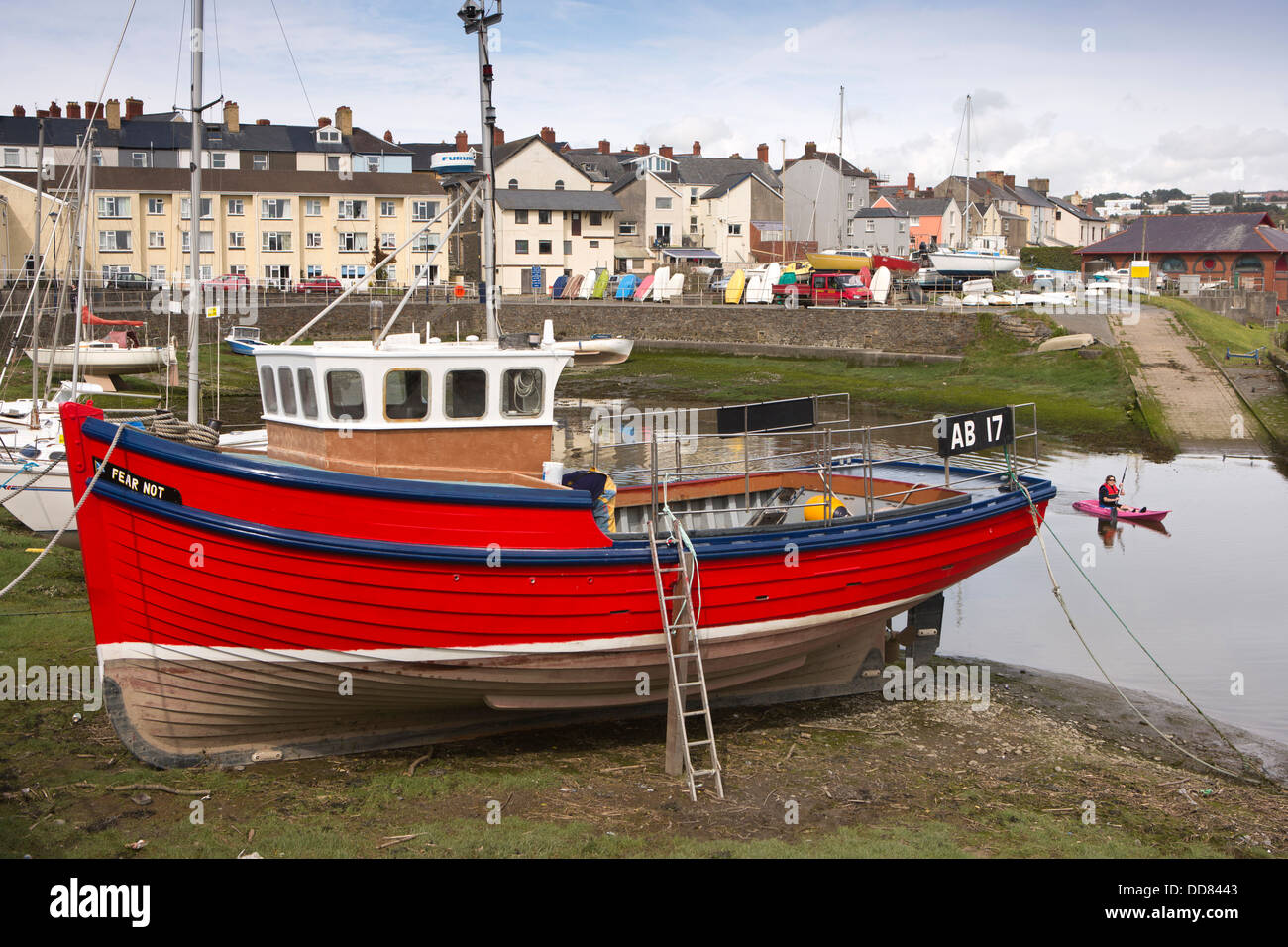 Regno Unito, Galles Ceredigion, Aberystwyth Harbour, rosso barca da pesca non temere Foto Stock