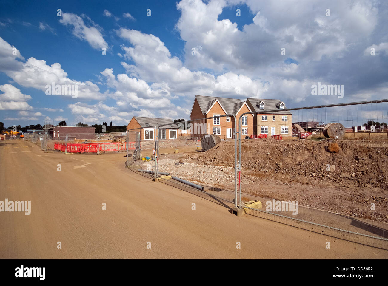 Sito di costruzione di nuove case in costruzione Northamptonshire Regno Unito Inghilterra Foto Stock