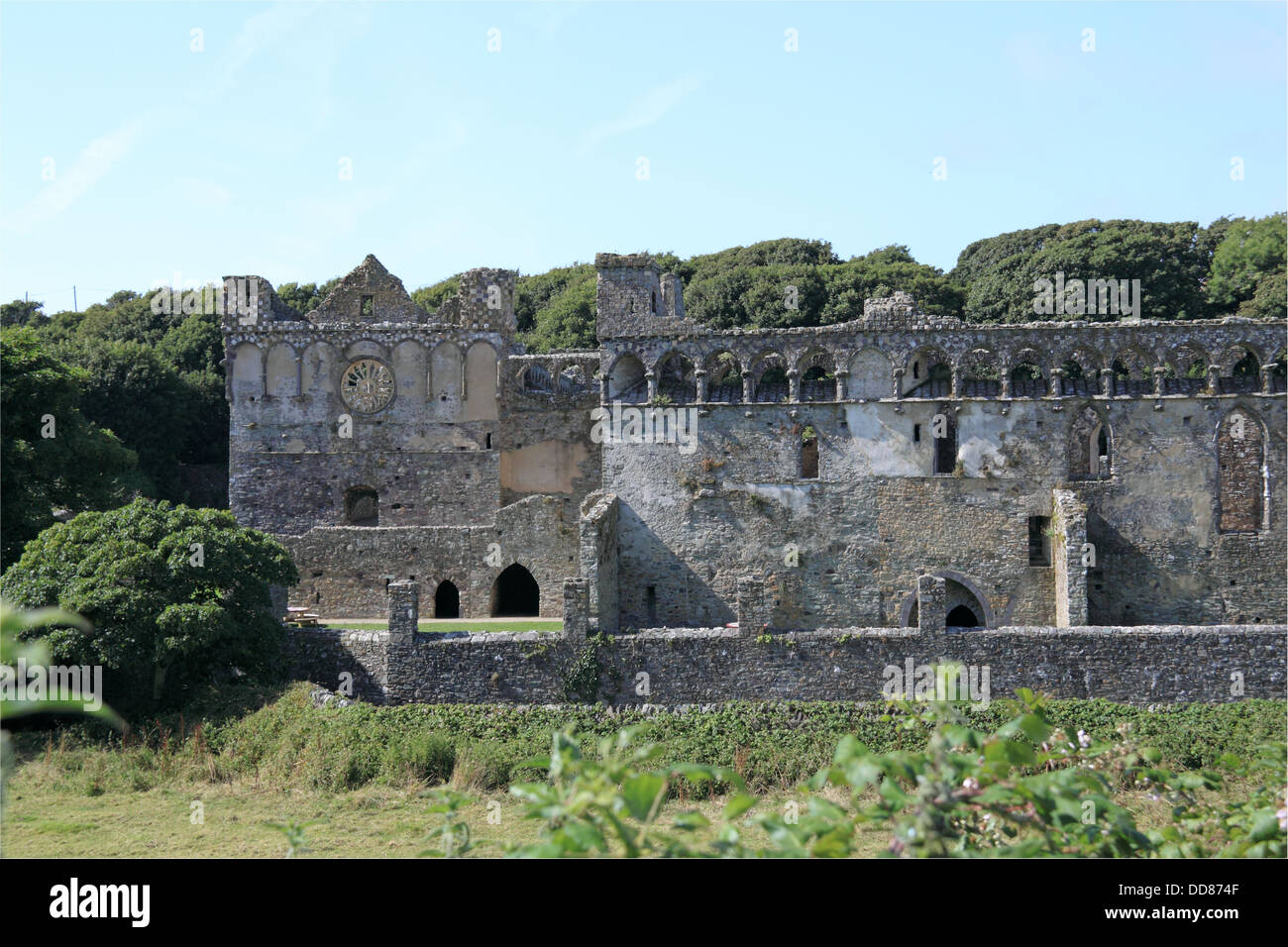 Rovine del Palazzo Vescovile, Cattedrale di San David, Pembrokeshire, Galles, Regno Unito, Regno Unito, Europa Foto Stock