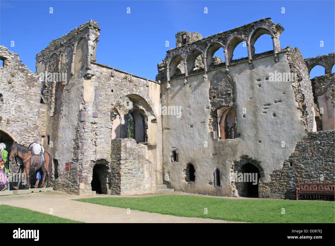 Rovine del Palazzo Vescovile, Cattedrale di San David, Pembrokeshire, Galles, Regno Unito, Regno Unito, Europa Foto Stock