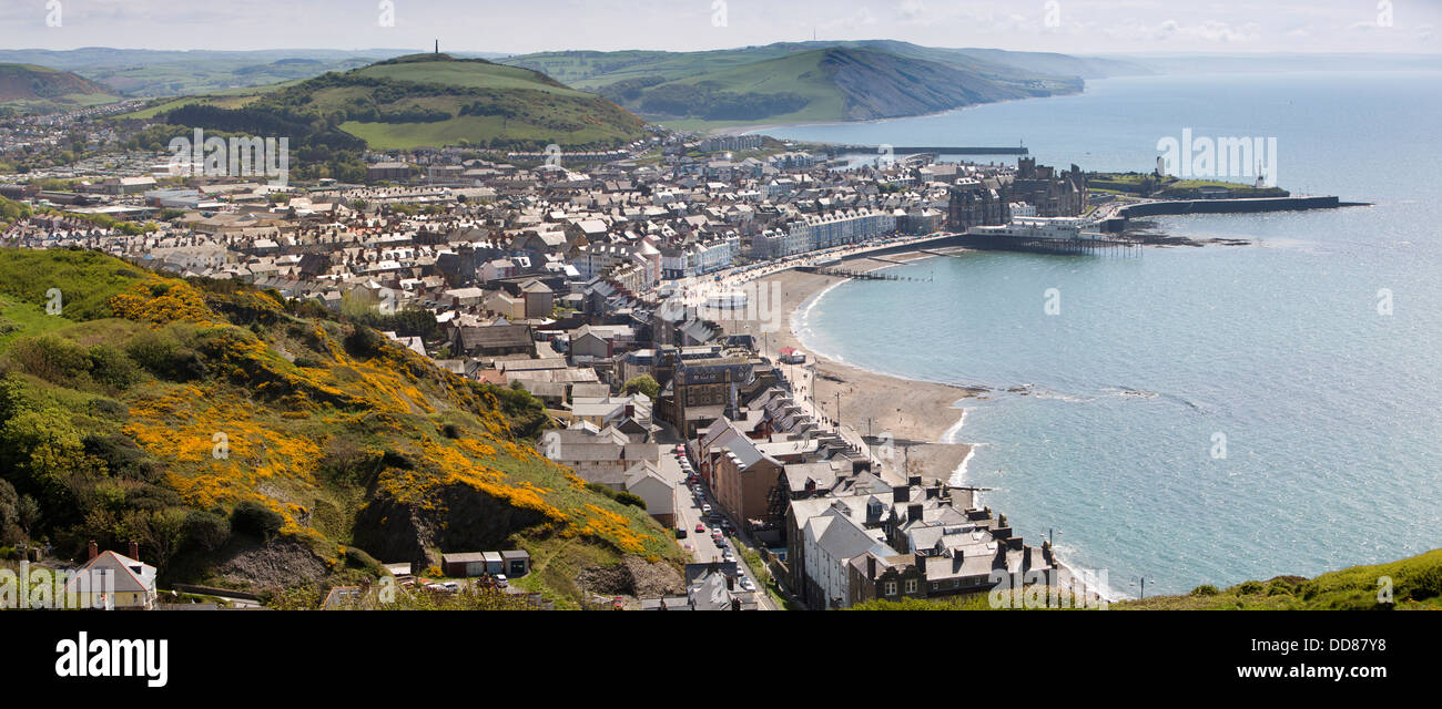 Regno Unito, Galles Ceredigion, Aberystwyth, elevati vista panoramica della città dalla collina di costituzione Foto Stock