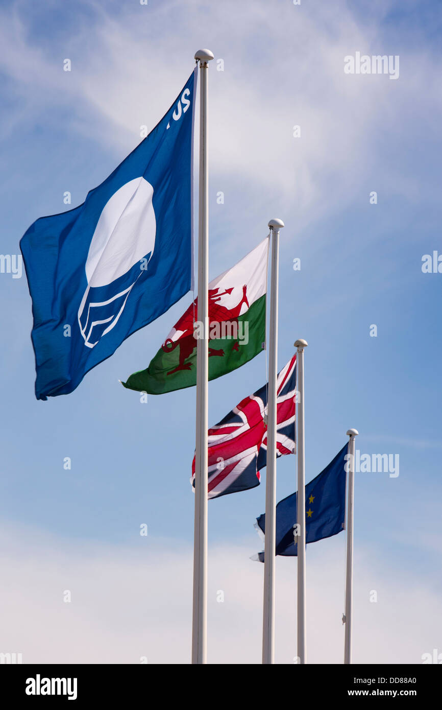 Regno Unito, Galles Ceredigion, Borth, acqua pulita Bandiera Blu, nazionale e ce bandiere sopra la spiaggia Foto Stock