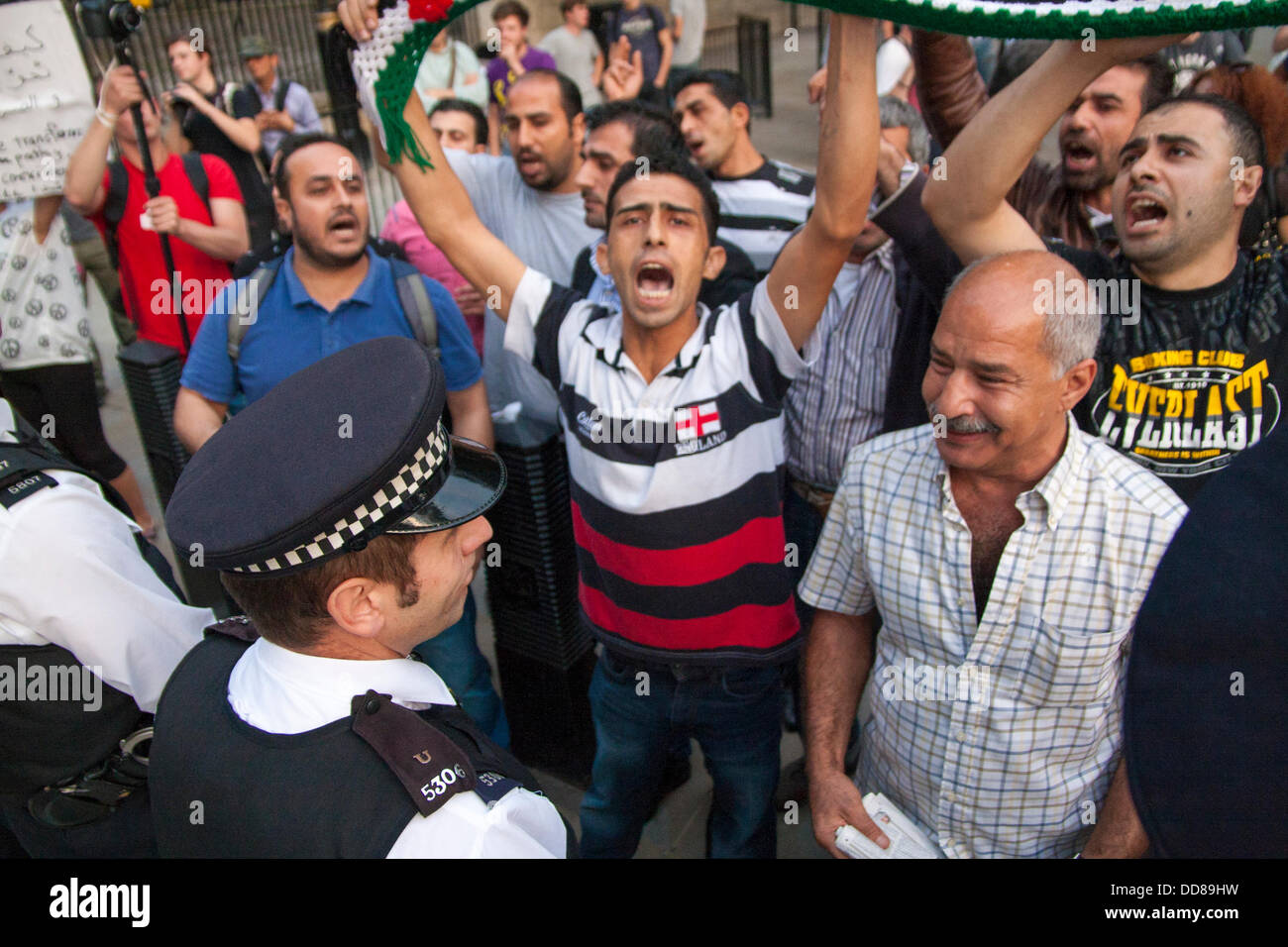 Londra, Regno Unito. 28 Agosto, 2013. Contro i manifestanti chant slogan durante una manifestazione di protesta contro il possibile intervento da parte del Regno Unito nel corso del conflitto siriano seguenti armi chimiche attacchi, imputato sul regime di Assad, sui civili. Credito: Paolo Davey/Alamy Live News Foto Stock