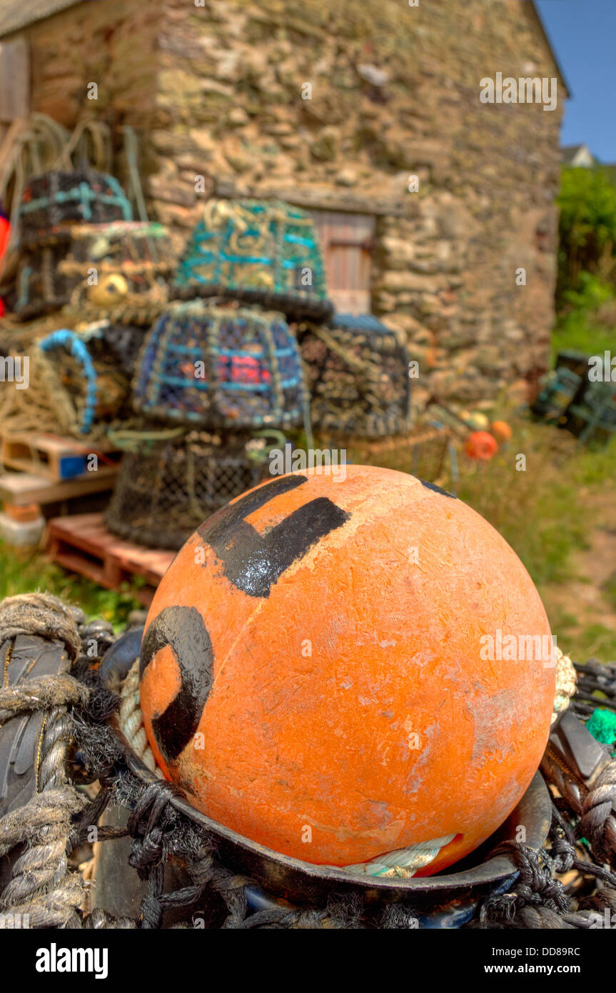 Aragosta e granchio pentole memorizzati al di sopra della parete del porto all'interno speranza Cove nel "South Devon Area di bellezza naturale eccezionale' Foto Stock