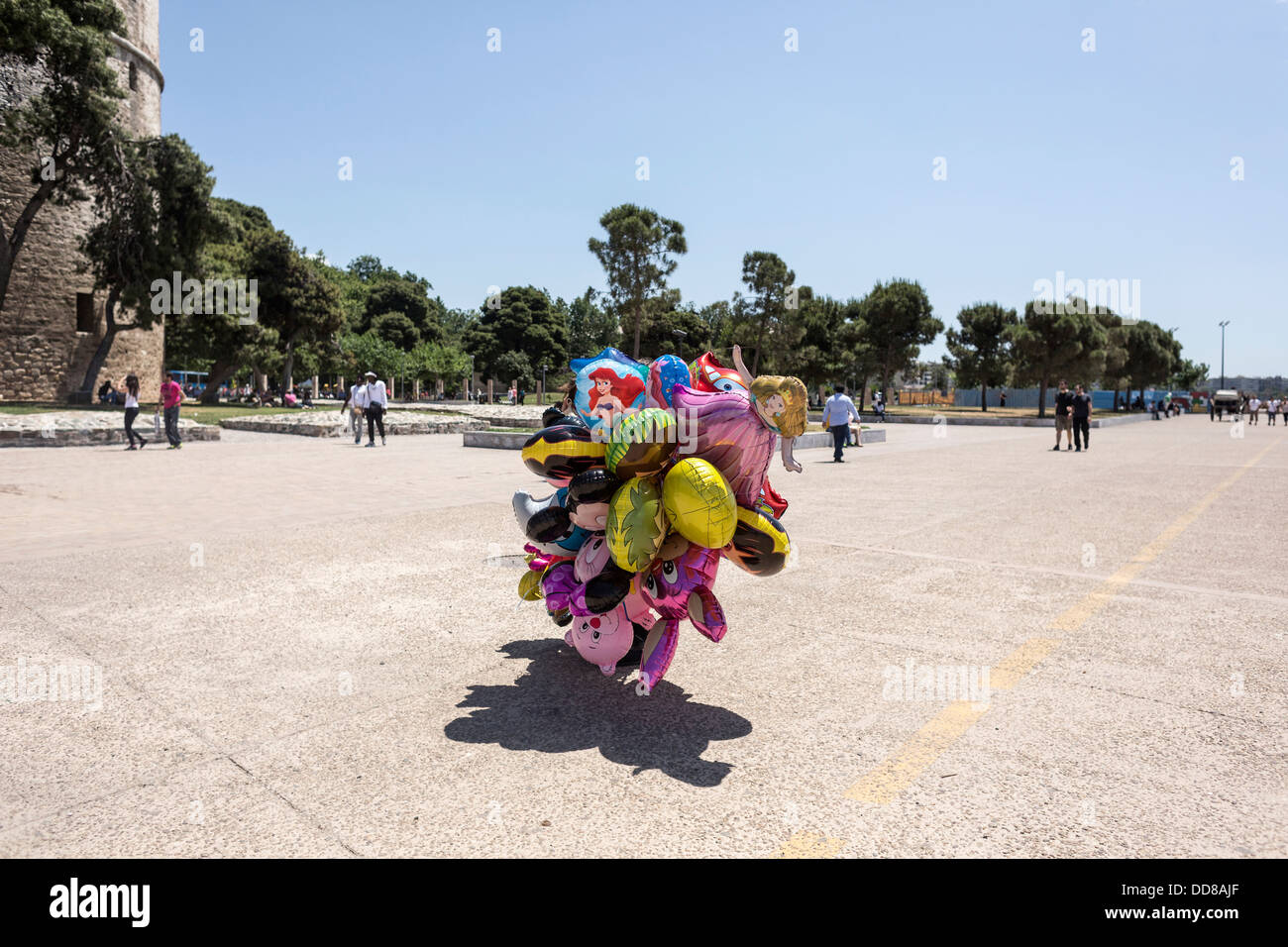 Fornitore di palloncino di fronte a Torre Bianca di Salonicco, Grecia. Foto Stock