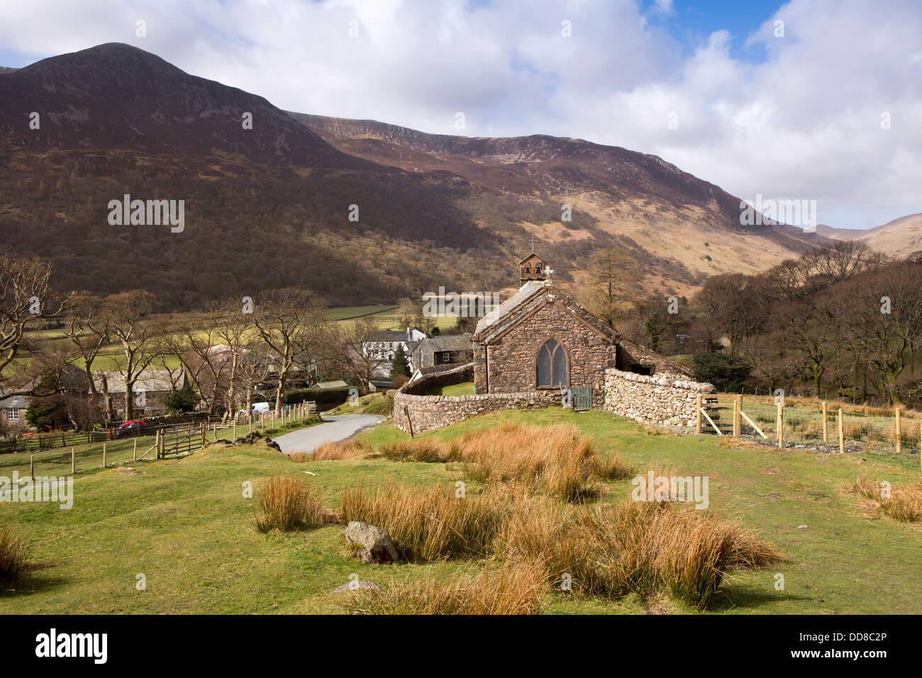 Regno Unito, Cumbria, Lake District, Buttermere, St James chiesa sopra il villaggio Foto Stock