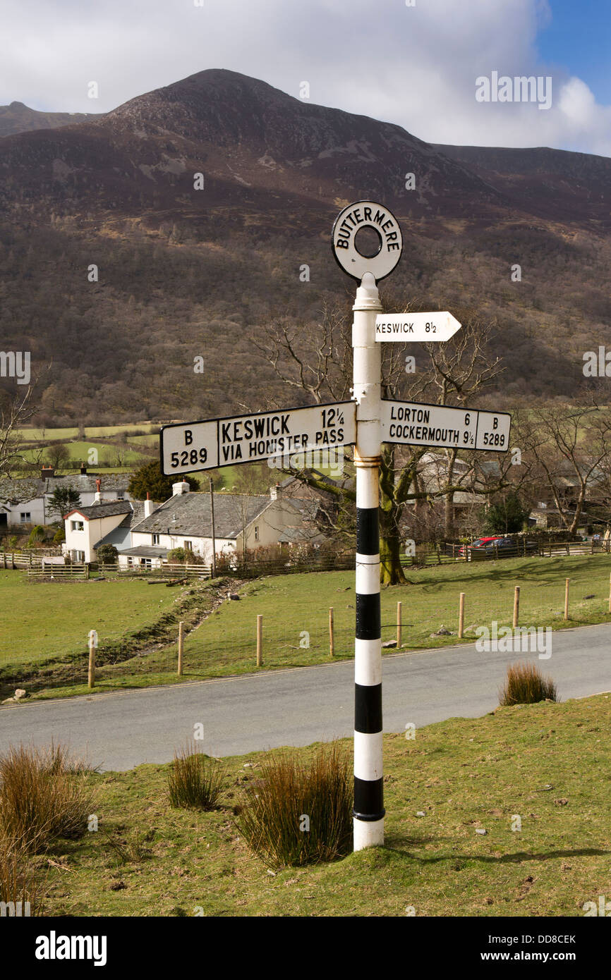 Regno Unito, Cumbria, Lake District, villaggio Buttermere cartello stradale Foto Stock