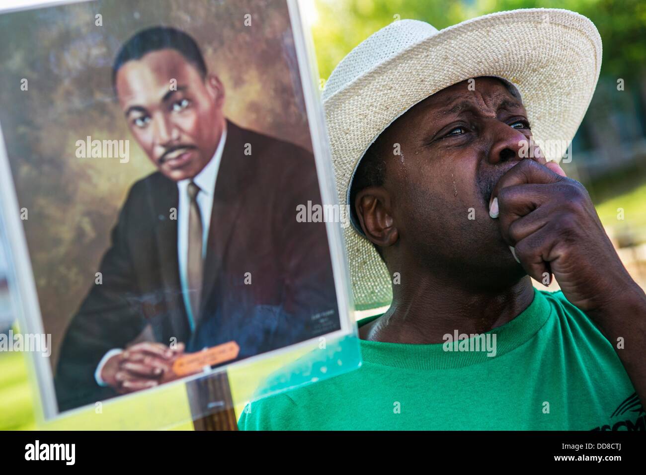 Giugno 30, 2013 - STATI UNITI - 28 agosto 2014 - Nathaniel Scott, 49, di Memphis, grida durante la commemorazione del cinquantesimo anniversario della marcia su Washington presso il National Civil Rights Museum a Memphis, TN mercoledì. ''Egli (Rev. Martin Luther King Jr.) realizzato il modo per me. Sul serio. Nel '63, ha fatto la strada'', Scott detto. '' Grazie a Dio per i 50 anni di muoversi in avanti. Abbiamo evoluto così tanto. Stiamo vivendo il sogno." L'evento gratuito è stato ispirato dal Rev. Martin Luther King Jr., ''Ho un sogno", parlato e le persone che hanno partecipato alla marcia su Washington per i posti di lavoro e di libertà 50 anno Foto Stock
