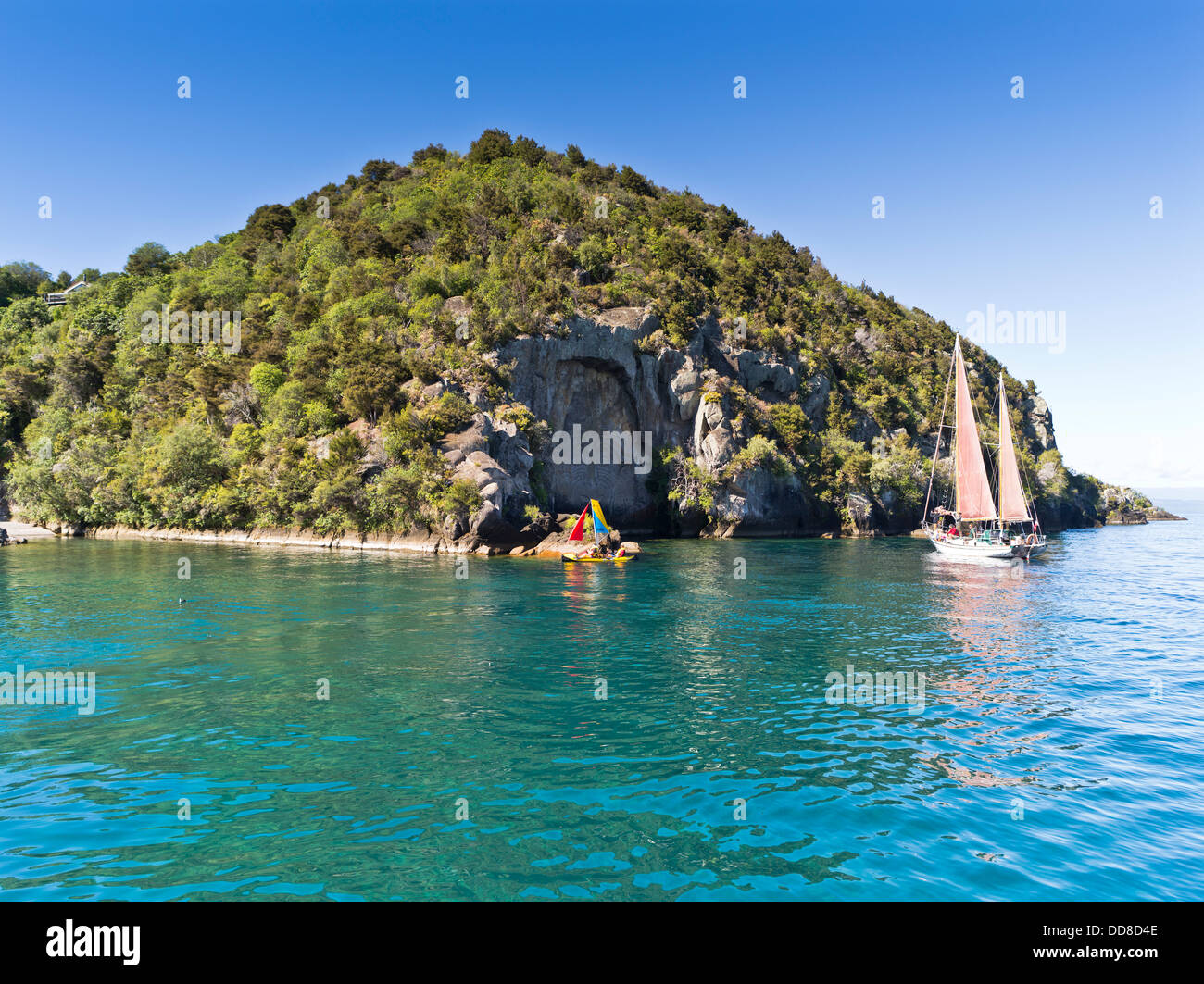Dh Lake Taupo, Nuova Zelanda barca a vela viaggio turisti vela canoa Maori carving rock Foto Stock