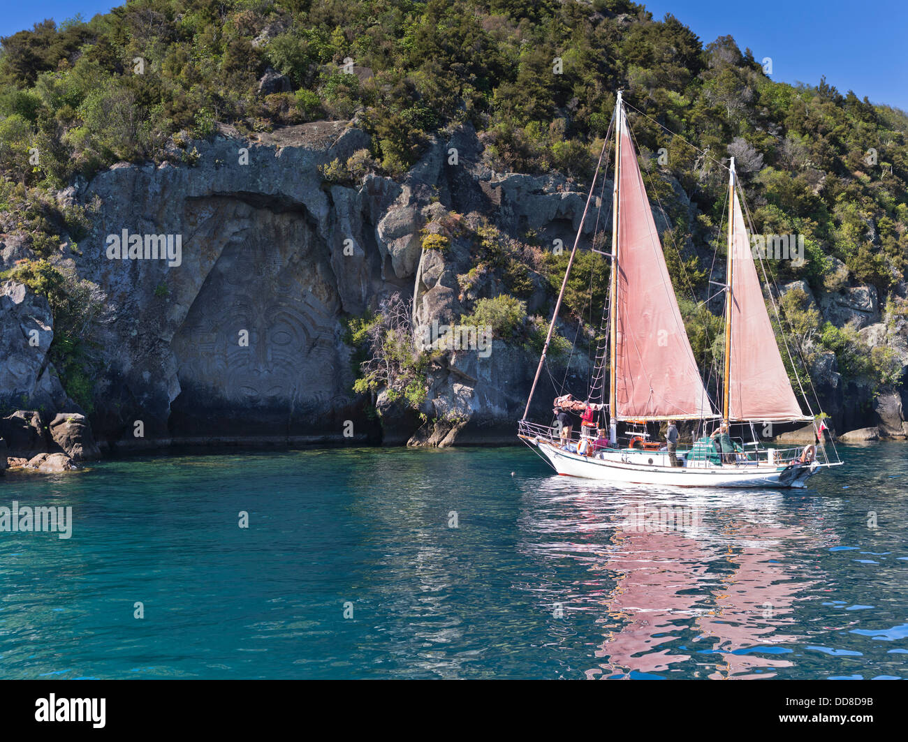 Dh Lake Taupo, Nuova Zelanda intrepido imbarcazione a vela viaggio turisti roccia Maori carving tour turismo Foto Stock