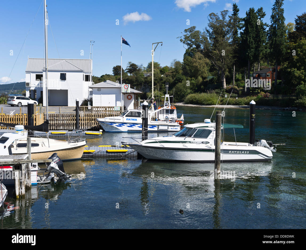 dh Waikato River TAUPO NEOZELANDESE Lake Taupo marina jetties yachts Cruiser barche a motore porto barca Foto Stock