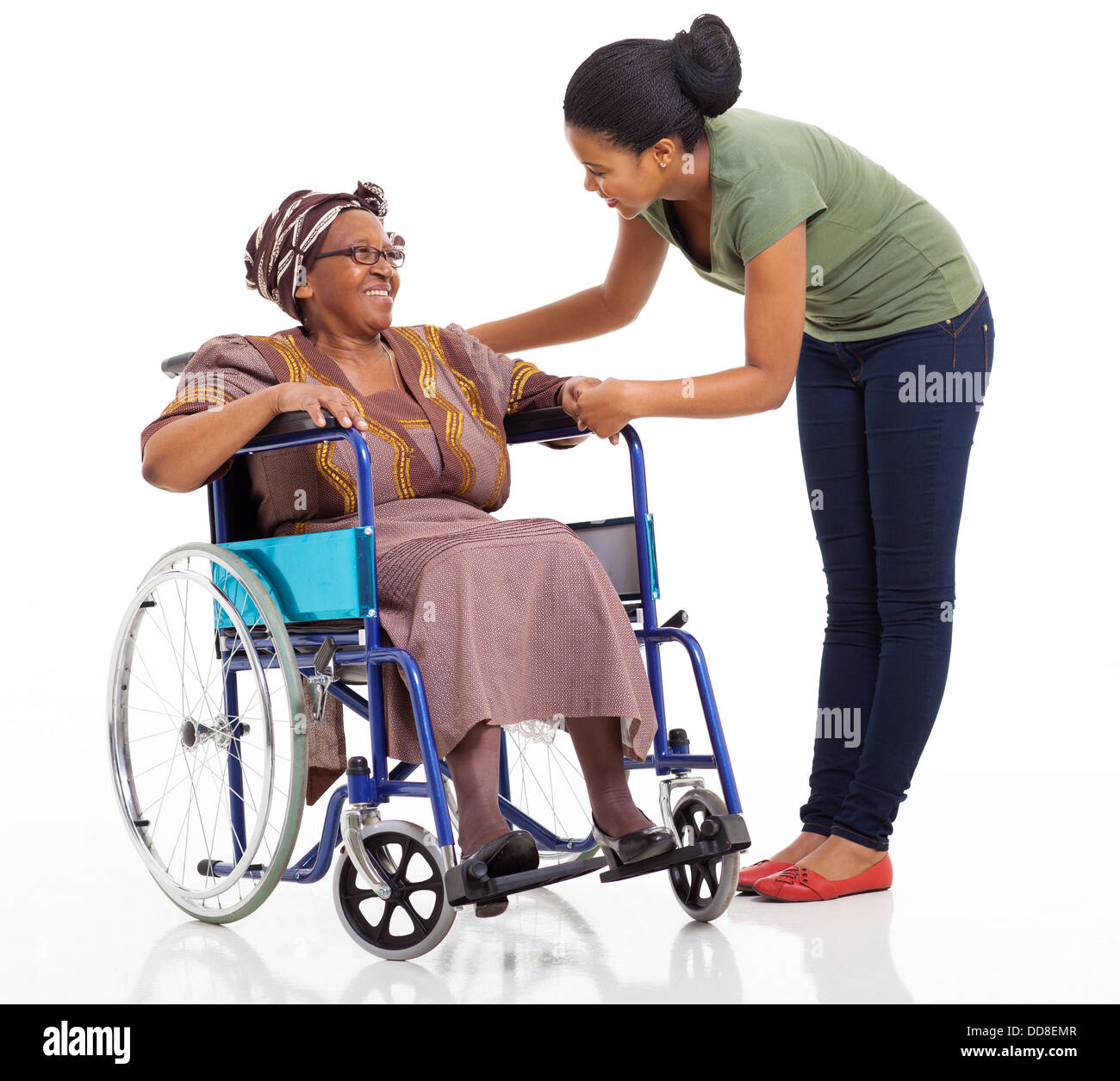 Caring ragazza africana di parlare per disabili madre senior su sfondo bianco Foto Stock