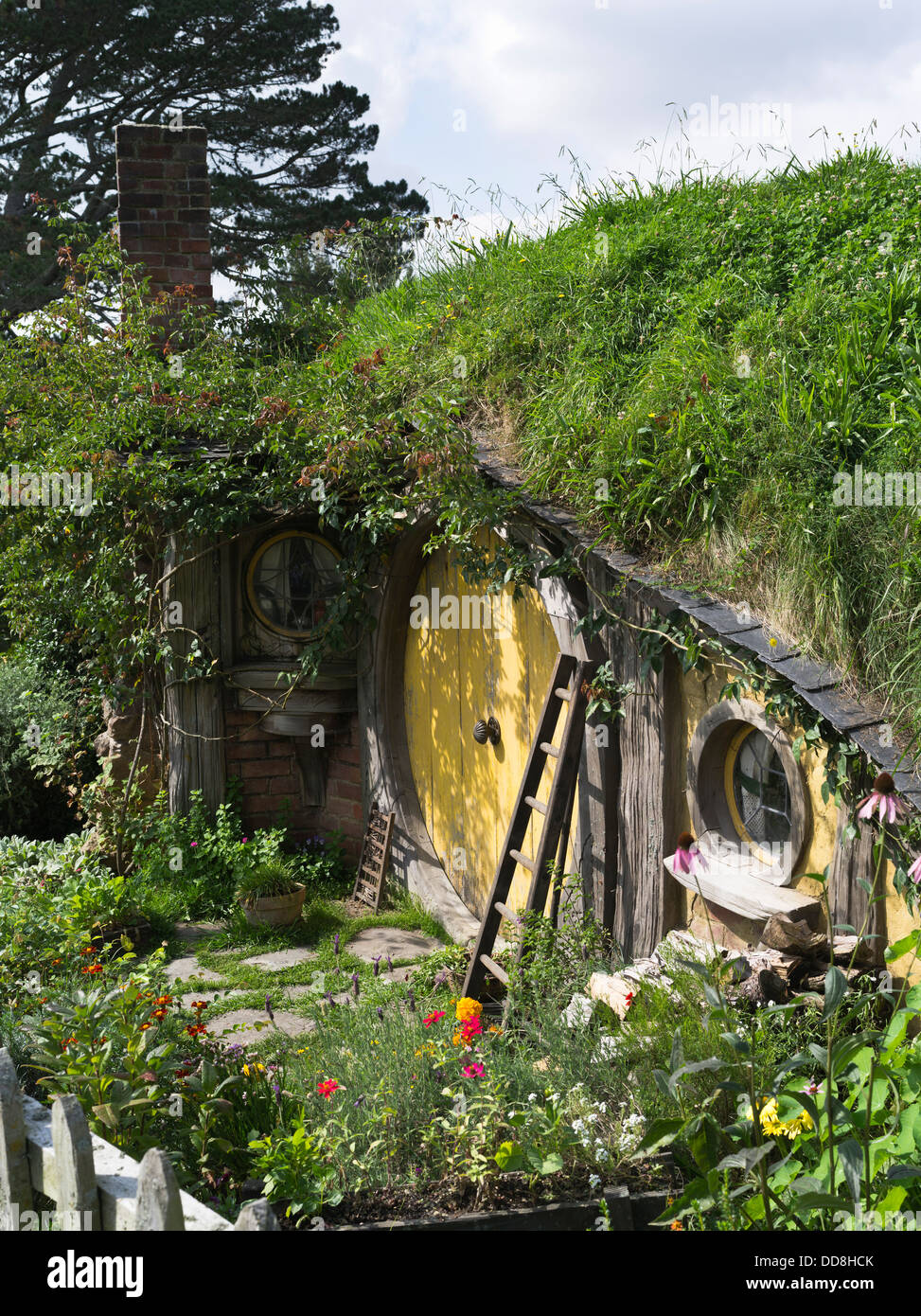 Dh HOBBITON NUOVA ZELANDA Hobbit porta cottage garden del set di un film sito film Il Signore degli Anelli film Foto Stock