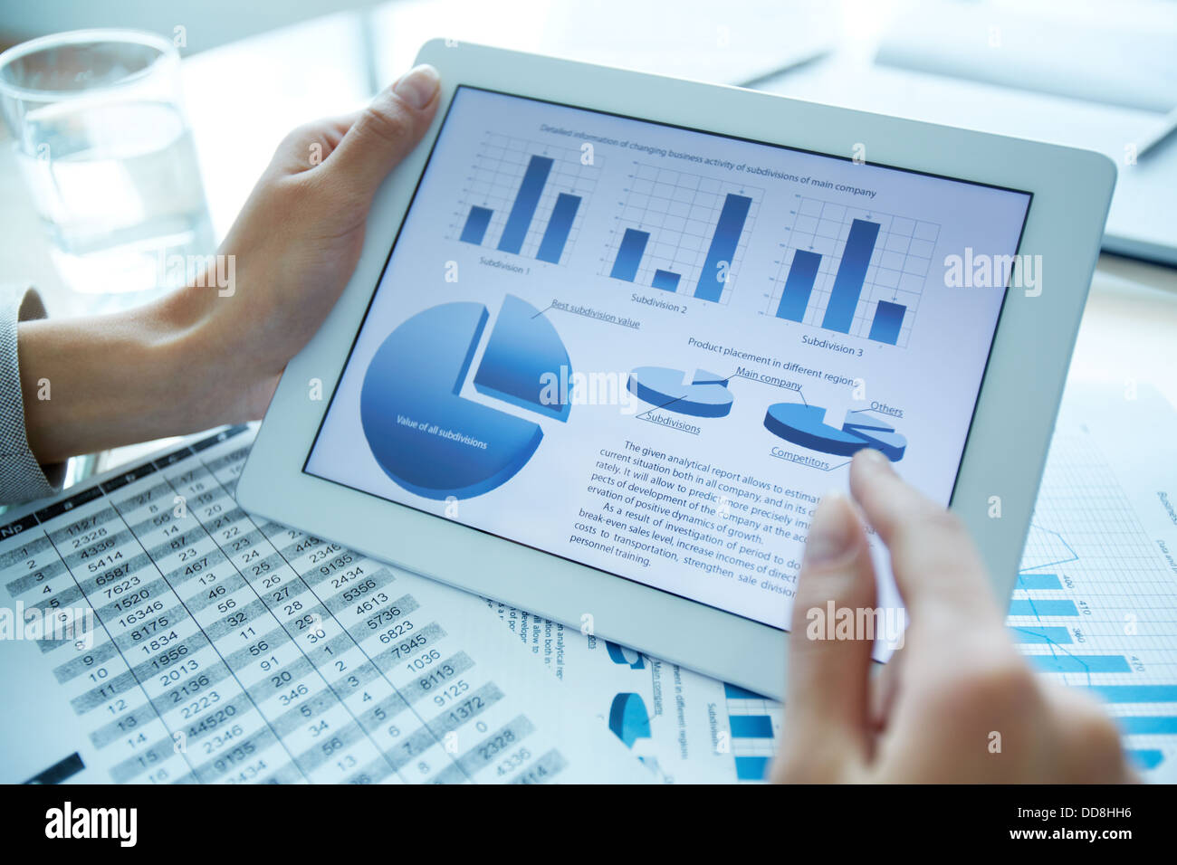 Close-up di un analizzatore finanziario tenendo una tavoletta digitale con dati statistici Foto Stock