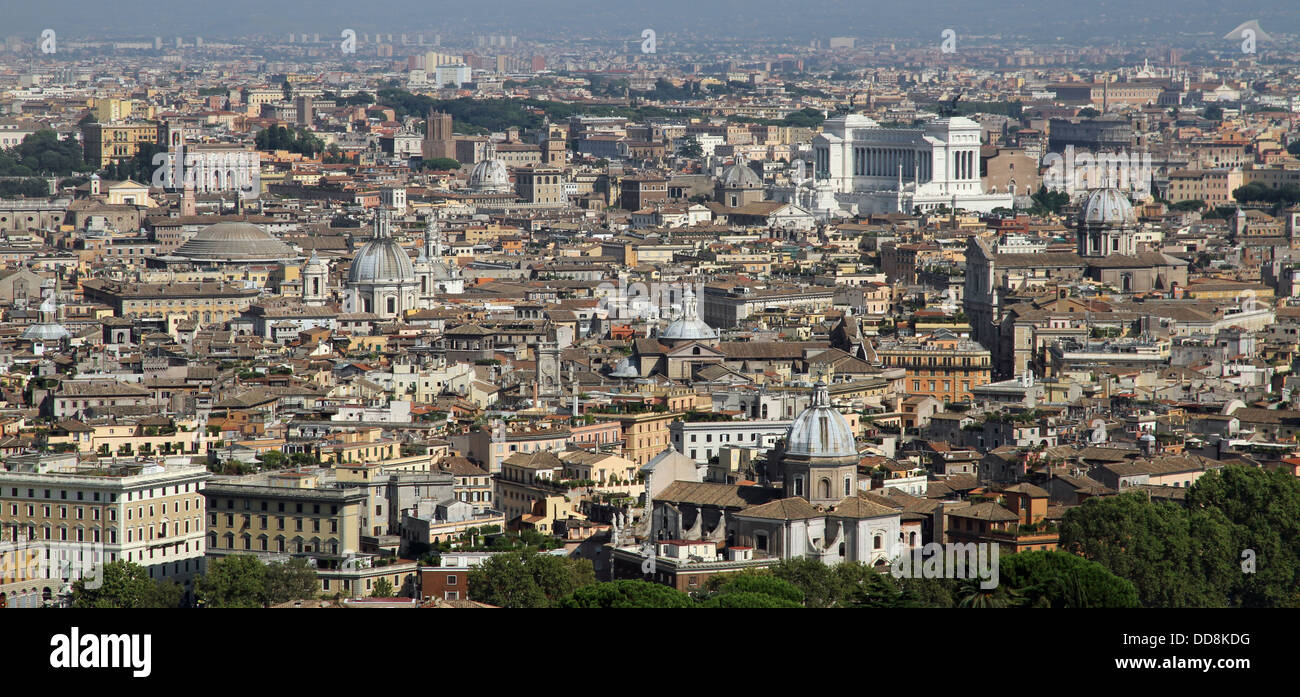 Vista panoramica della città di Roma da sopra la cupola della chiesa di San Pietro in Vaticano 1 Foto Stock