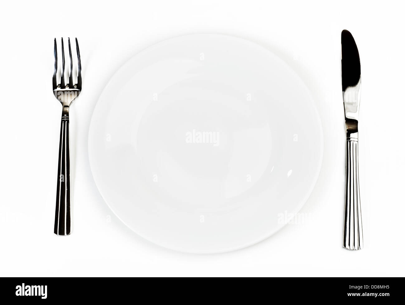 Piastra con argenti: coltello e forchetta, su bianco Foto Stock