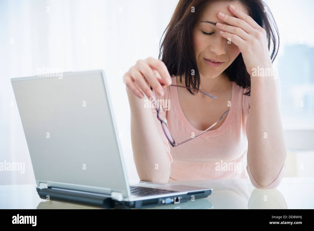 Frustrati donna caucasica utilizzando laptop Foto Stock