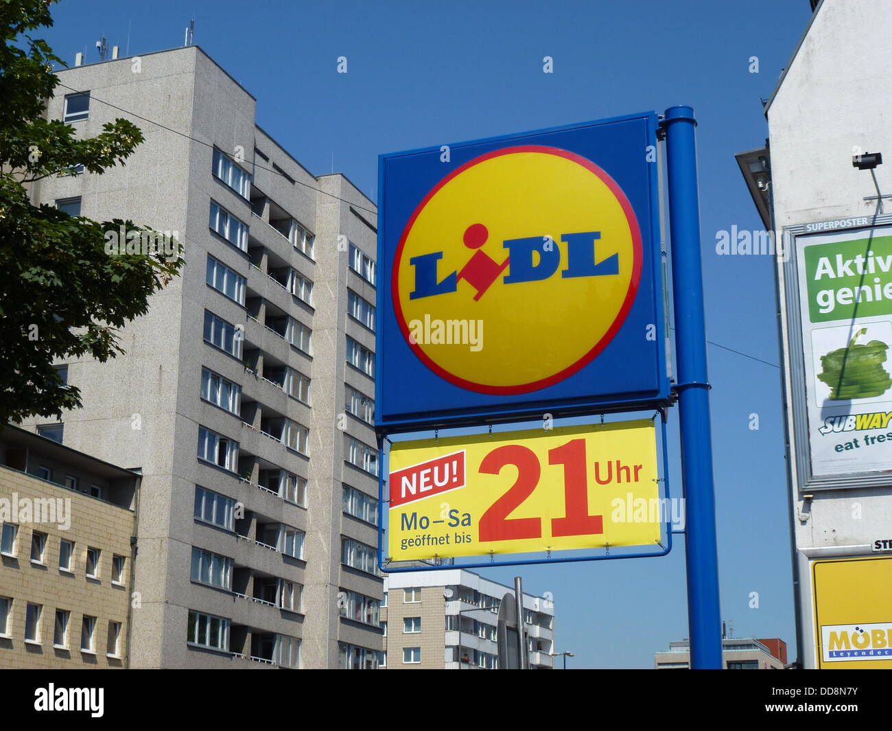 Il logo di un sconto di Lidl negozio con una informazione di nuova apertura ore. La foto è stata scattata il 21 luglio 2013 a Colonia. Foto Stock